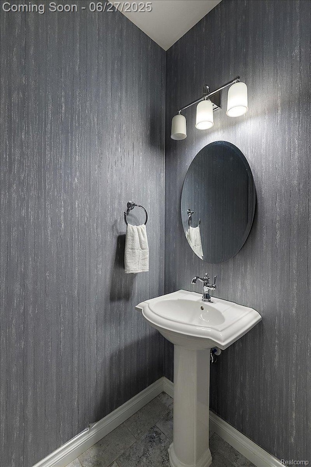 3610 Piccadilly Dr, Rochester Hills, MI 48309 - bathroom with baseboards and a sink