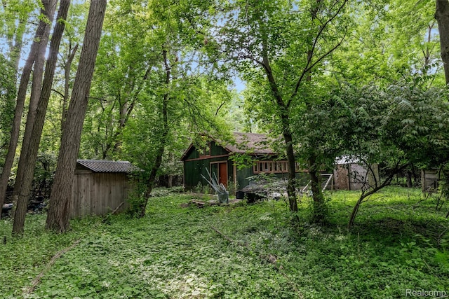 23385 Hunters Ln, Southfield, MI 48033 - view of yard featuring a shed