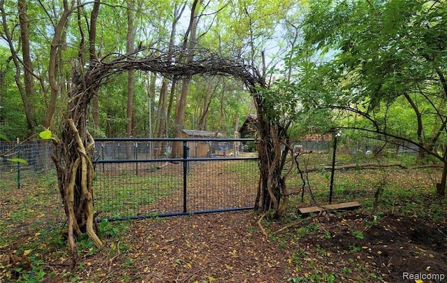 23385 Hunters Ln, Southfield, MI 48033 - view of gate