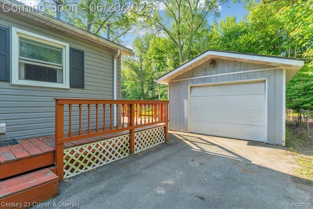 24121 Kraft Pl, Brownstown, MI 48174 - detached garage featuring driveway