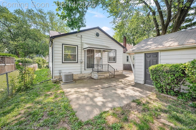 3156 Edgewood St, Dearborn, MI 48124 - back of property with a patio