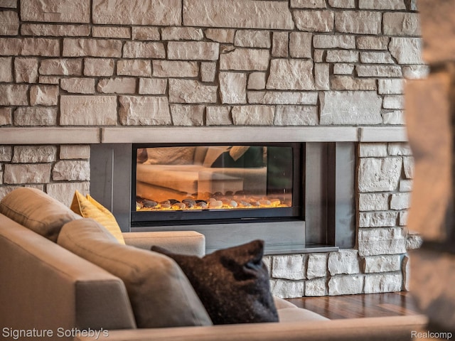 6956 Cooley Lake Rd, White Lake, MI 48383 - detailed view of a glass covered fireplace