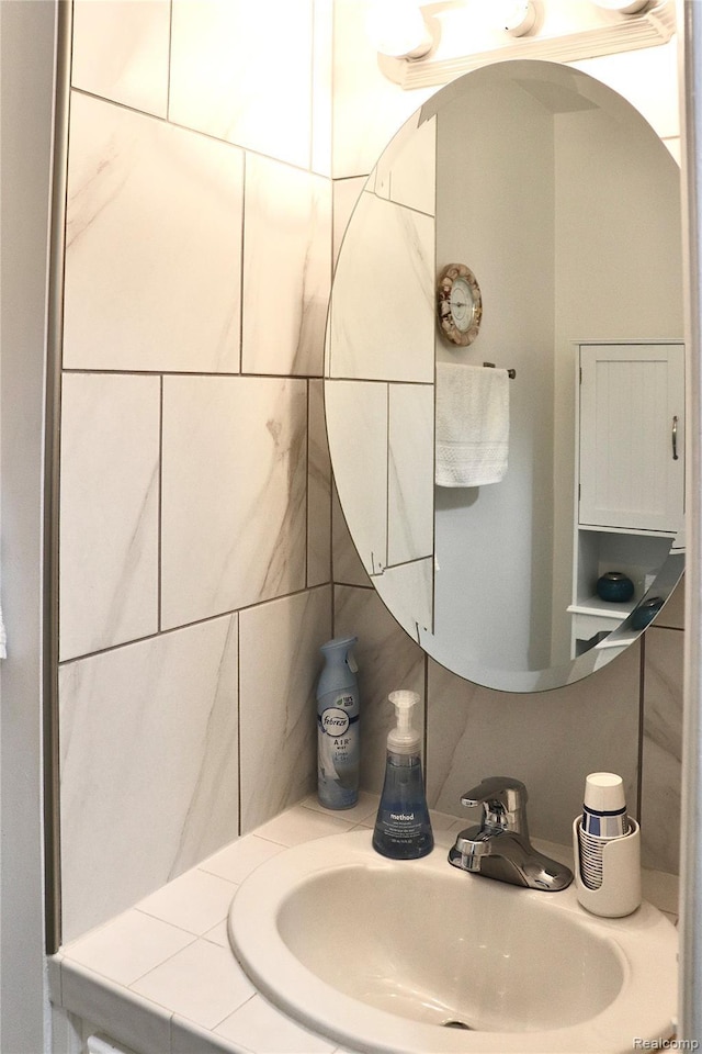 9418 Parkwood Dr N, Davison, MI 48423 - bathroom featuring a sink and decorative backsplash