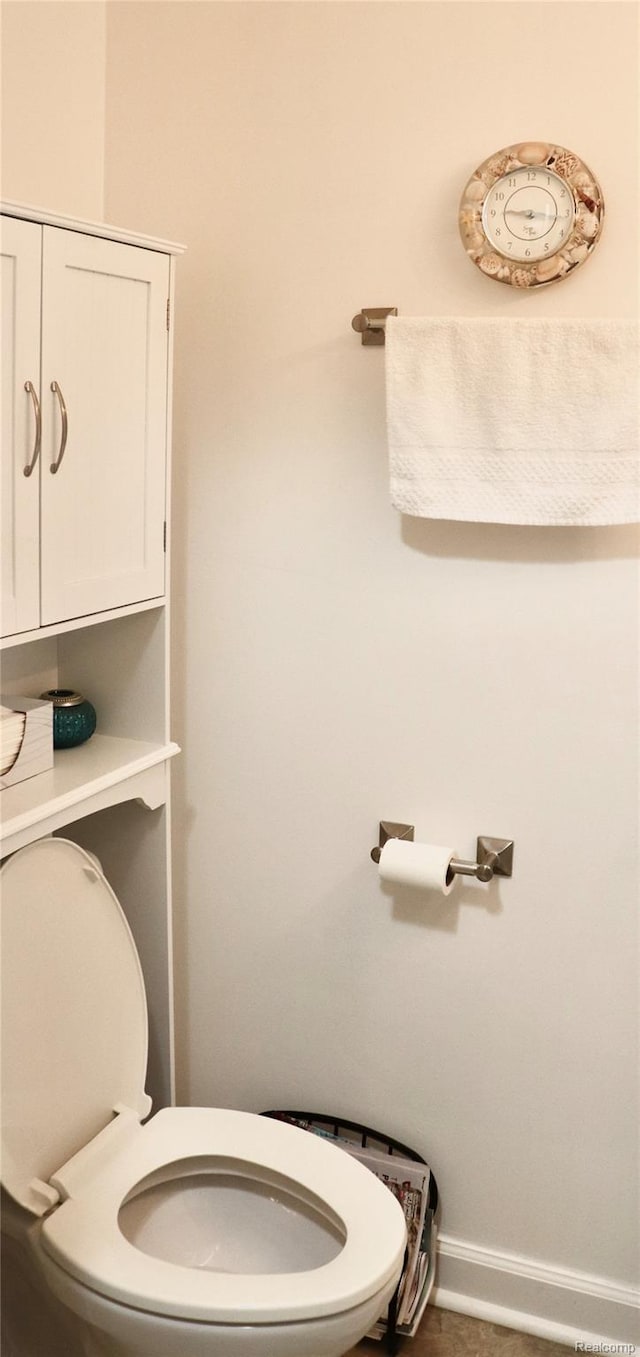 9418 Parkwood Dr N, Davison, MI 48423 - bathroom with toilet and baseboards