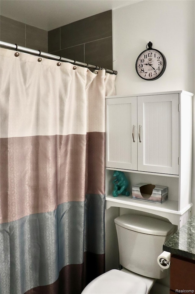 9418 Parkwood Dr N, Davison, MI 48423 - full bathroom with vanity and curtained shower