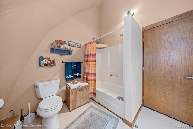 2637 E 7th Rd, Roscommon, MI 48653 - bathroom featuring vaulted ceiling and shower / bath combo