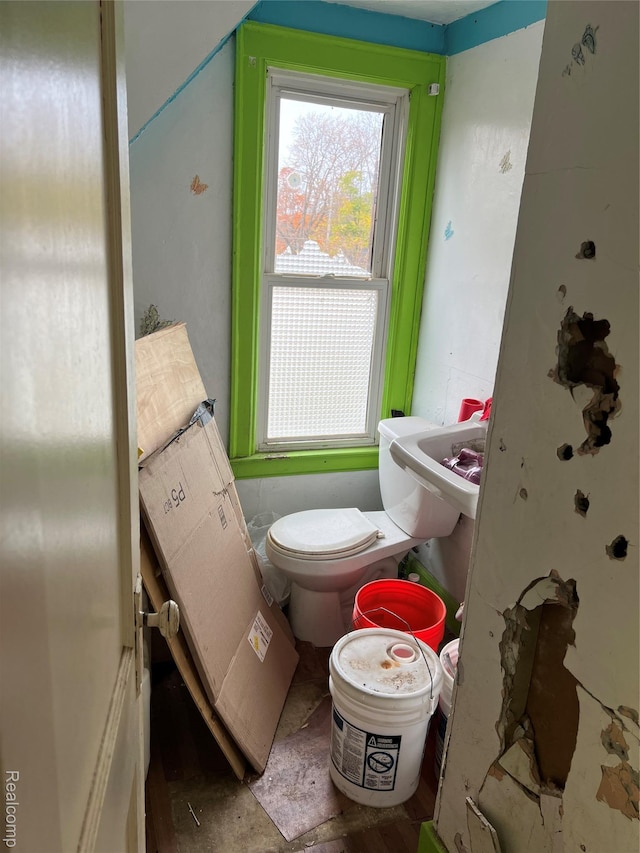 1039 Markham St, Flint, MI 48507 - half bathroom with toilet
