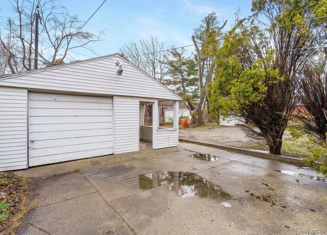 19611 Revere St, Detroit, MI 48234 - detached garage featuring driveway