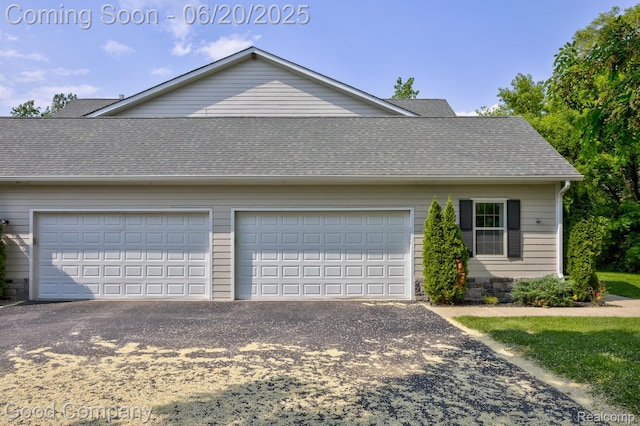 1724 Barrington Ct, Lake Orion, MI 48360 - view of front facade featuring driveway, a garage, and roof with shingles