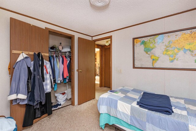 5665 N Sturgeon Rd, Midland, MI 48624 - bedroom with ornamental molding, carpet, a closet, and a textured ceiling