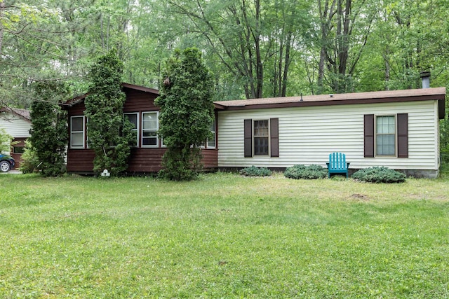 5665 N Sturgeon Rd, Midland, MI 48624 - back of house featuring a yard