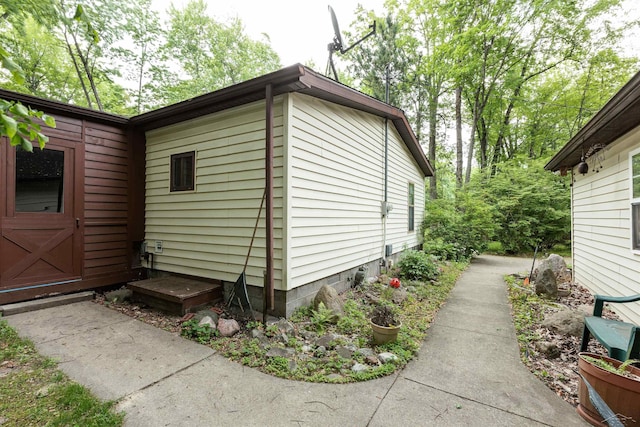 5665 N Sturgeon Rd, Midland, MI 48624 - view of side of home