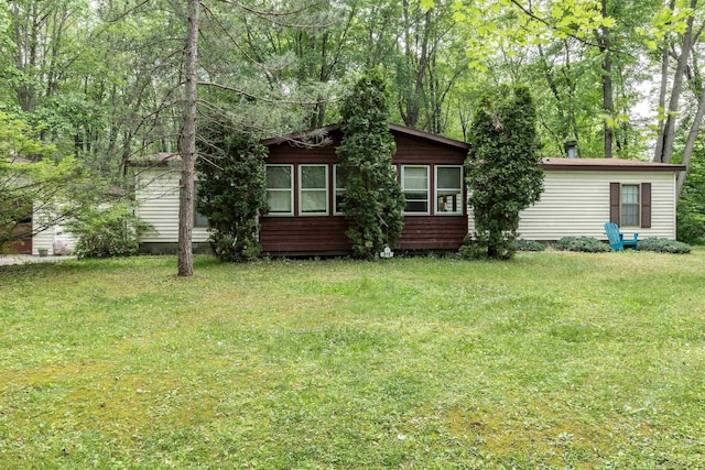 5665 N Sturgeon Rd, Midland, MI 48624 - view of front of property featuring a front yard