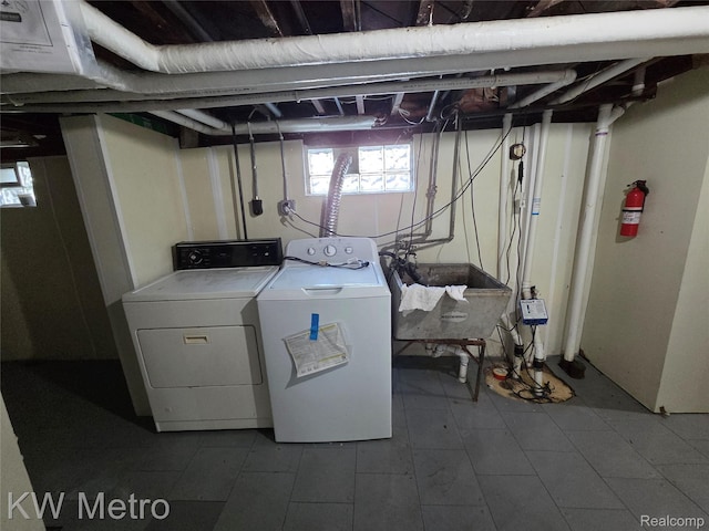 19620 Jeanette St, Southfield, MI 48075 - laundry area with washer and clothes dryer