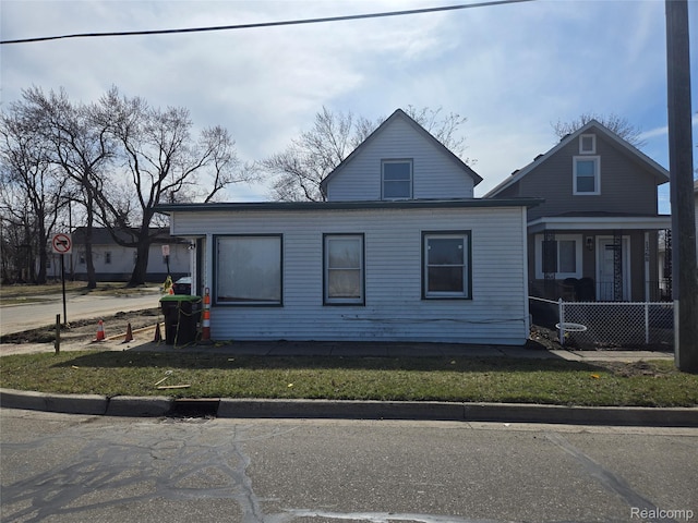 1270 E 1st St, Monroe, MI 48161 - bungalow with a front yard