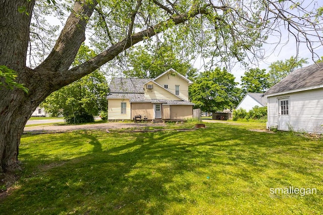 186 N Elm St, Sparta, MI 49345 - traditional-style home with a front lawn