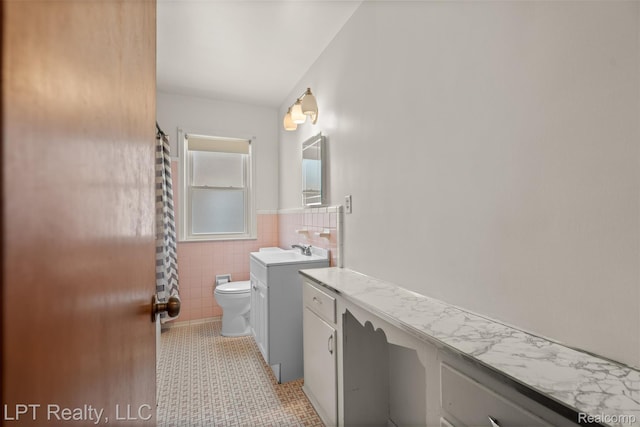 13522 Callender St, Southgate, MI 48195 - bathroom featuring tile walls, tile patterned floors, vanity, wainscoting, and curtained shower