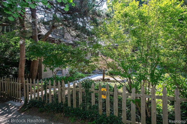 25695 York Rd, Royal Oak, MI 48067 - view of fenced front yard