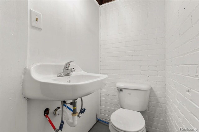 16525 Roselawn St, Detroit, MI 48221 - bathroom with toilet and brick wall
