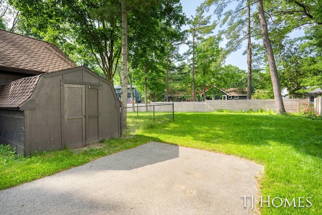 2605 Shadowbrook Dr SE, Grand Rapids, MI 49546 - view of yard featuring a patio area
