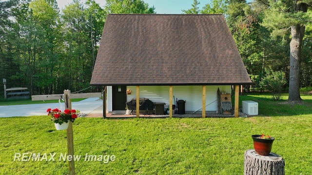 2258 High Rd, Roscommon, MI 48653 - view of front of home with a shingled roof and a front lawn
