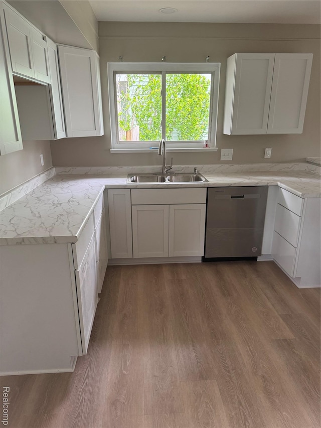 4227 Crooks Rd, Fenton, MI 48073 - kitchen featuring a sink, dishwasher, wood finished floors, white cabinetry, and light countertops