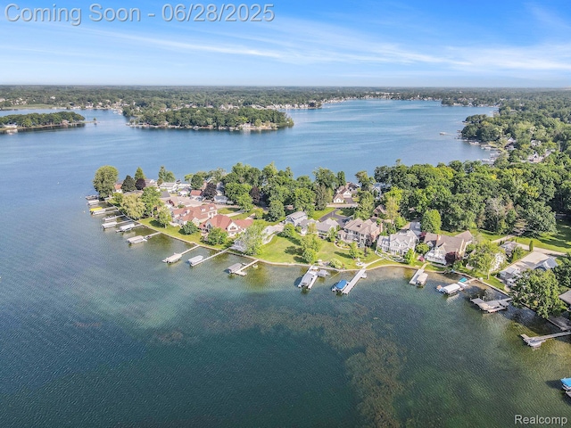 13123 Log Cabin Pt, Fenton, MI 48430 - aerial view of property's location featuring a nearby body of water and nearby suburban area