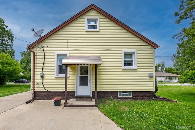 20470 Colman St S, Clinton Township, MI 48035 - view of front facade with a front lawn