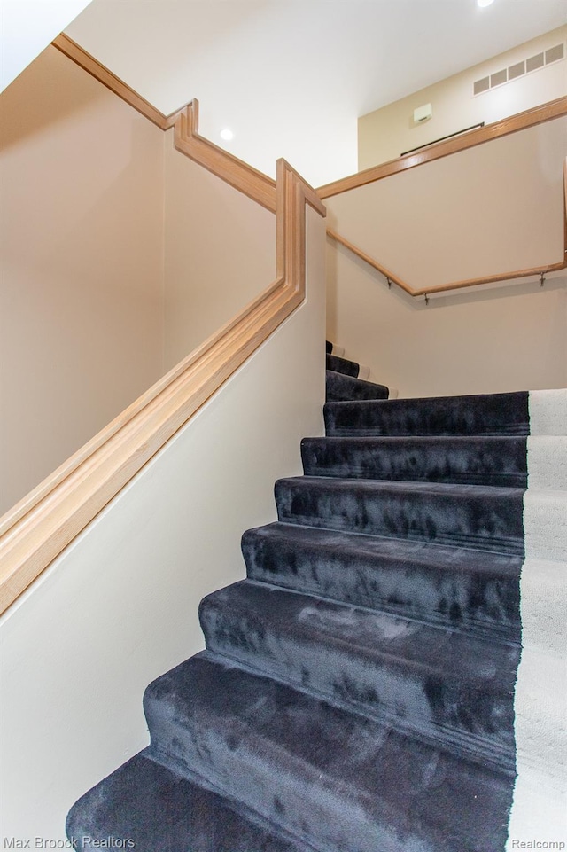 6524 Pleasant Lake Ct, West Bloomfield, MI 48322 - view of stairway