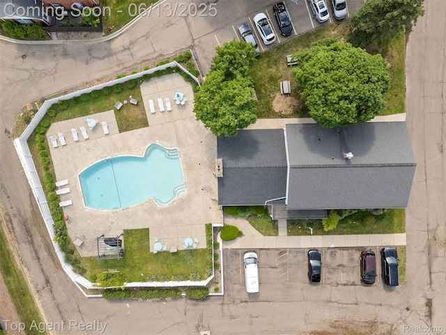 27557 W Echo Vly Unit 153, Farmington Hills, MI 48334 - bird's eye view of a pool area