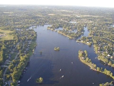 5695 Deerwood, Commerce Twp, MI 48382 - aerial view of property and surrounding area featuring a large body of water