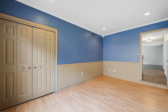 7302 Parkway Ct, Canton, MI 48187 - unfurnished bedroom with wainscoting, wood finished floors, ornamental molding, a closet, and recessed lighting