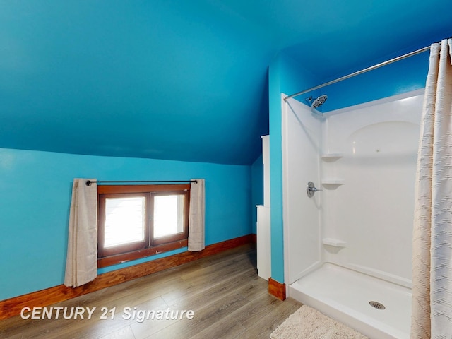 408 S Alp St, Bay City, MI 48706 - full bathroom featuring a shower with curtain, vaulted ceiling, and wood finished floors