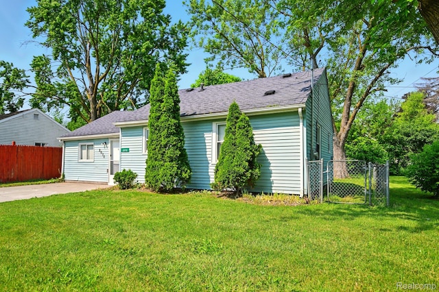 2070 Harwine St, Flint, MI 48532 - view of front of home featuring a gate and roof with shingles