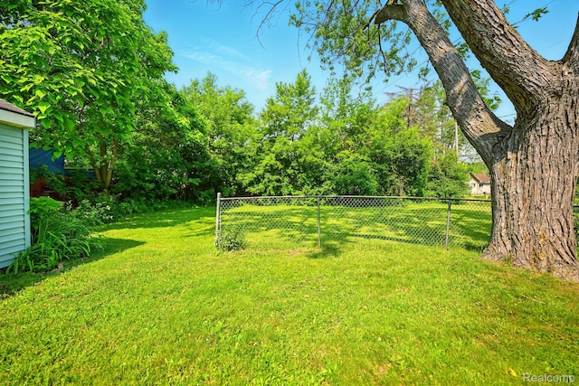 2070 Harwine St, Flint, MI 48532 - view of yard