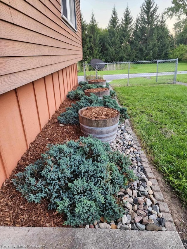 370 Wales Ridge Rd, Wales, MI 48027 - view of yard
