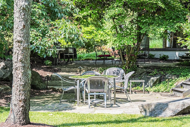 2002 Valleyview Dr, Ann Arbor, MI 48105 - view of yard with a patio area