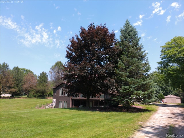 6140 Mcguire Rd, Fenton, MI 48430 - view of front of house featuring a front lawn and driveway