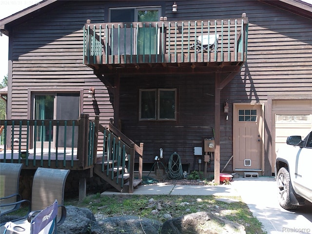 6140 Mcguire Rd, Fenton, MI 48430 - rear view of house with a balcony