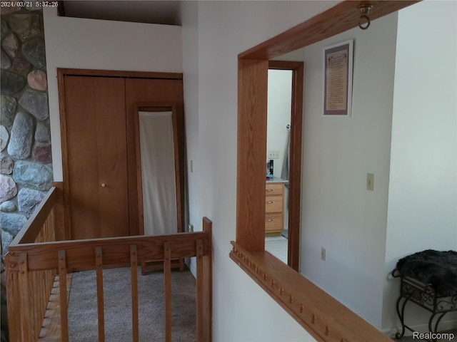 6140 Mcguire Rd, Fenton, MI 48430 - hallway featuring an upstairs landing