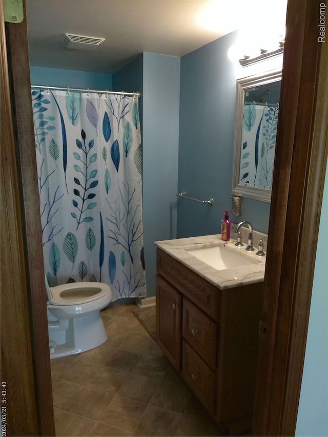6140 Mcguire Rd, Fenton, MI 48430 - full bathroom featuring vanity, tile patterned flooring, and curtained shower