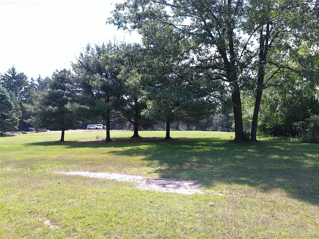 6140 Mcguire Rd, Fenton, MI 48430 - view of green lawn