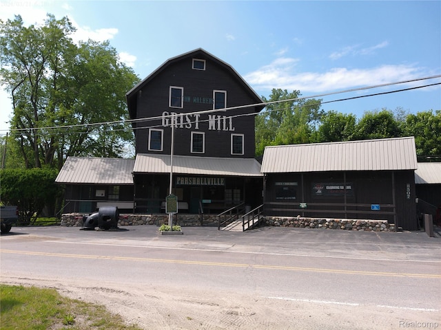 6140 Mcguire Rd, Fenton, MI 48430 - view of front of home with a metal roof