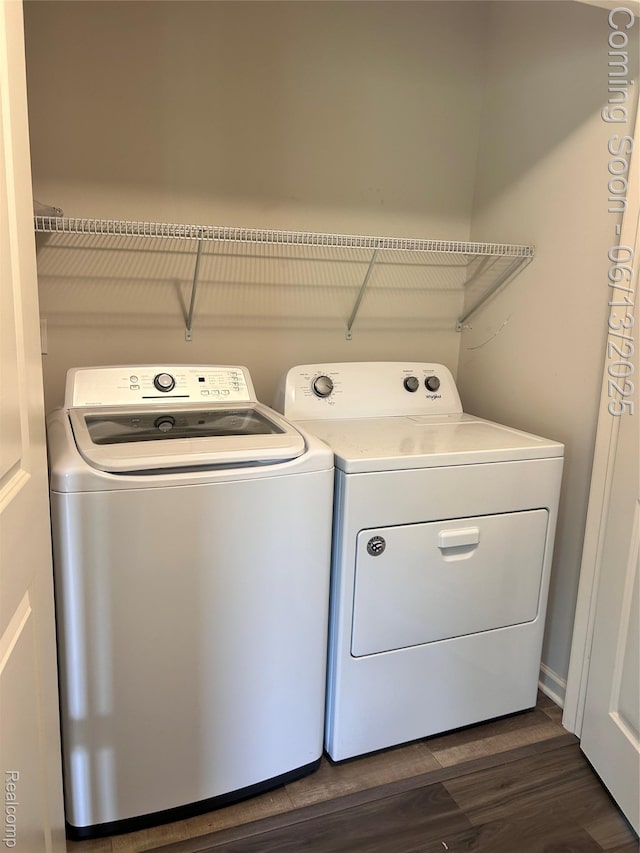 9145 Magnolia Ct, Davison, MI 48423 - laundry room with washing machine and clothes dryer and dark wood-style floors