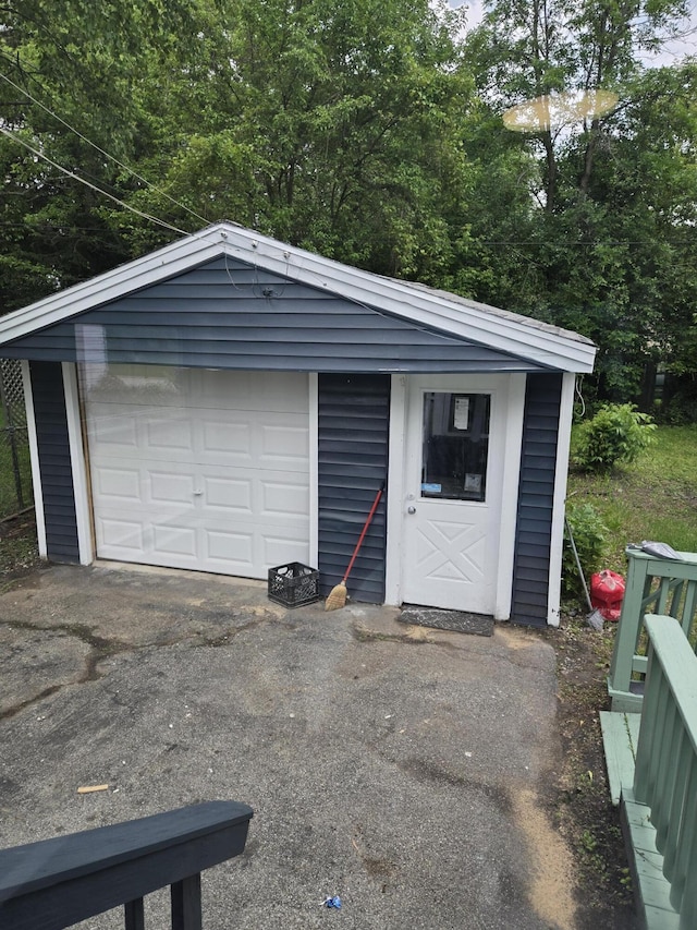 1420 Sweet St, Saginaw, MI 48602 - detached garage with driveway