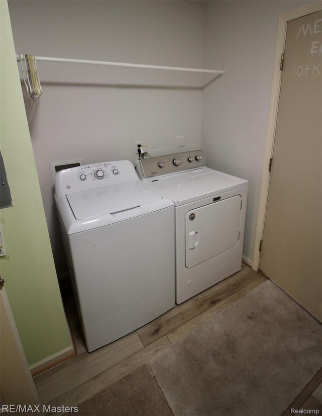19270 Otto Ct, New Boston, MI 48164 - laundry room featuring separate washer and dryer and light wood finished floors