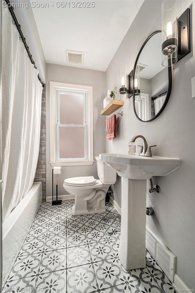 122 N Wilson Ave, Royal Oak, MI 48067 - bathroom featuring baseboards and shower / bathtub combination with curtain