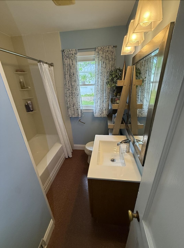 601 Cressfield Ln, Ann Arbor, MI 48103 - full bath featuring toilet, vanity, shower / bath combination with curtain, and baseboards