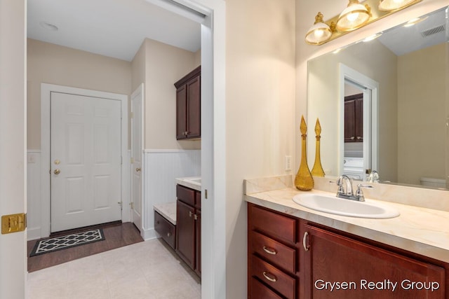 971 Aberdeen Way, Hudsonville, MI 49426 - full bathroom with vanity and wainscoting