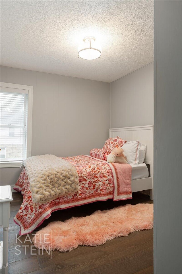 1110 Breton Rd SE, East Grand Rapids, MI 49506 - bedroom featuring a textured ceiling